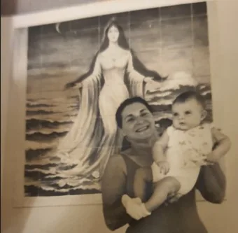 Kátia bebê nos braços de Marina